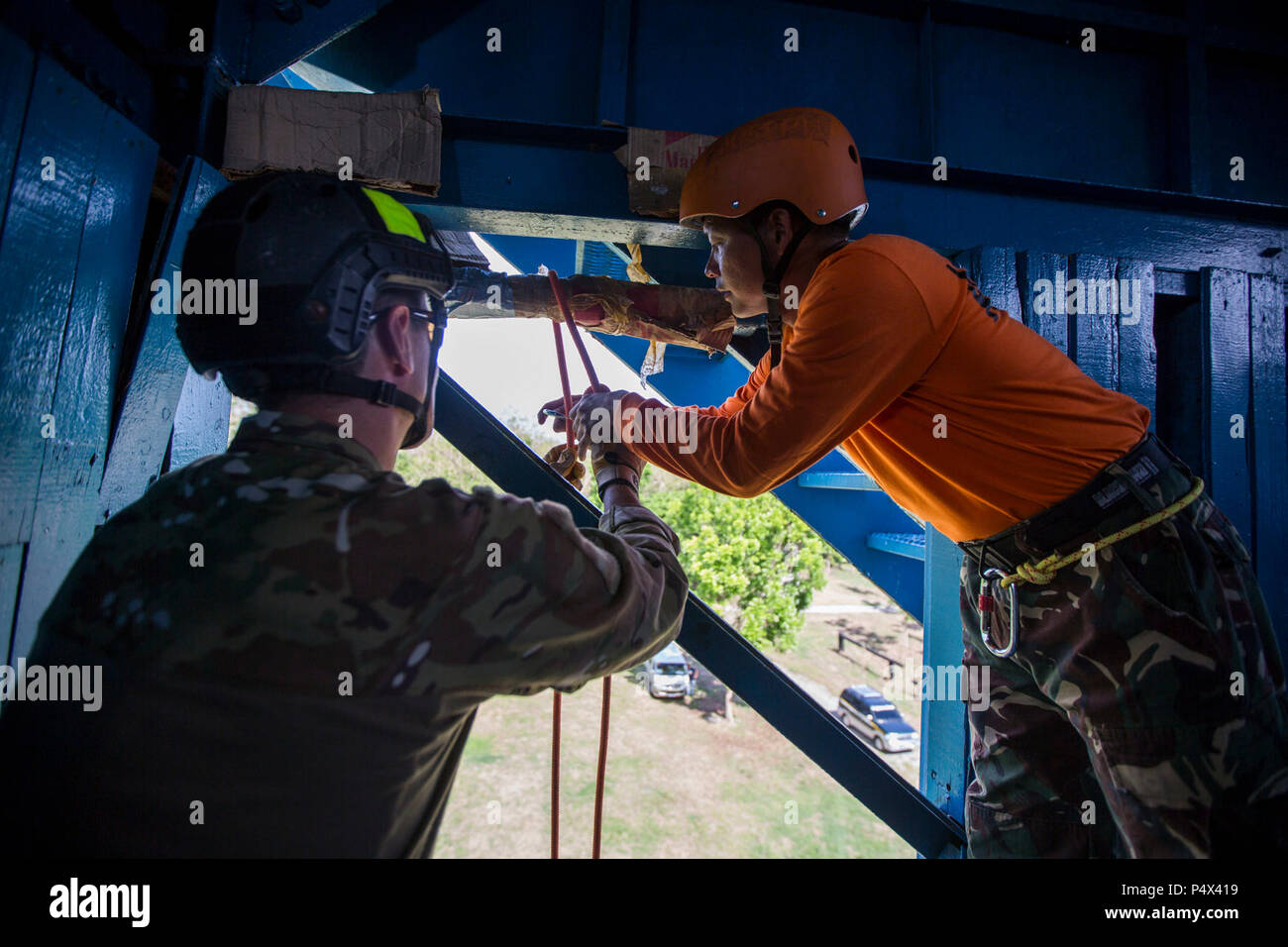 Philippine avieri con 505th di ricerca e di salvataggio e di gruppo U.S. Avieri con 31 Rescue Squadron, xviii ala, condividere rappelling tecniche durante un esperto in materia di exchange a Clark Air Base in città Mabalacat, Pampanga, 10 maggio 2017. Balikatan è un annuale U.S.-Philippine bilaterale di esercitazione militare incentrato su una varietà di missioni, comprese la fornitura di assistenza umanitaria e di soccorso in caso di catastrofe, la lotta contro il terrorismo e altri combinati di operazioni militari. Foto Stock