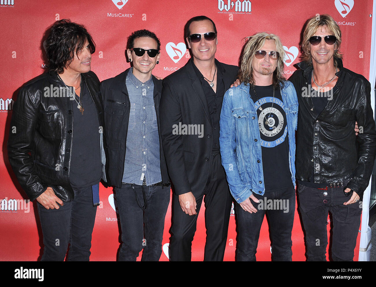 Dean cetta, Chester Bennington, Robert cetta, Eric Kretz e Duff McKagan arrivando a beneficio Musicares presso il Club Nokia a Los Angeles.Dean cetta, Chester Bennington, Robert cetta, Eric Kretz e Duff McKagan 123 evento nella vita di Hollywood - California, tappeto rosso Evento, STATI UNITI D'AMERICA, industria cinematografica, celebrità, fotografia, Bestof, arte cultura e intrattenimento, Topix celebrità moda, migliori della vita di Hollywood, evento nella vita di Hollywood - California, moquette rossa e dietro le quinte, movie celebrità, personaggi televisivi, musica celebrità, Topix, attori da lo stesso film e cast co star insieme. inchiesta t Foto Stock