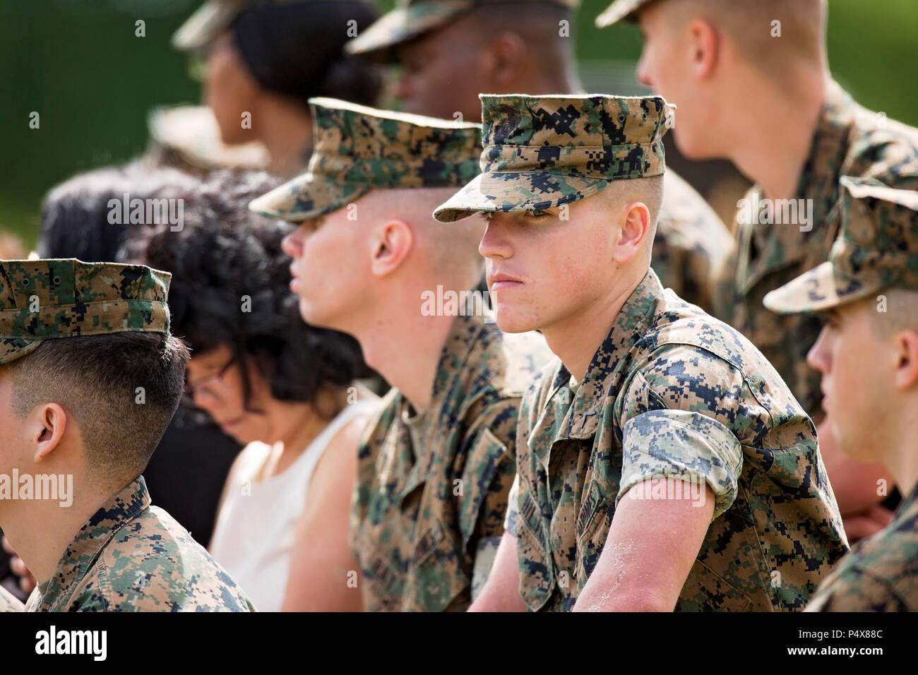 I partecipanti guarda la celebrazione del centenario cerimonia al campo Lejeune, Marine Corps base (MCB) Quantico, Va., 10 maggio 2017. Il caso ricorda la fondazione della MCB Quantico nel 1917, e consisteva di prestazioni da parte del governo degli STATI UNITI Marine Corps Silent Drill Platoon e gli Stati Uniti Marine Drum & Bugle Corps. Foto Stock