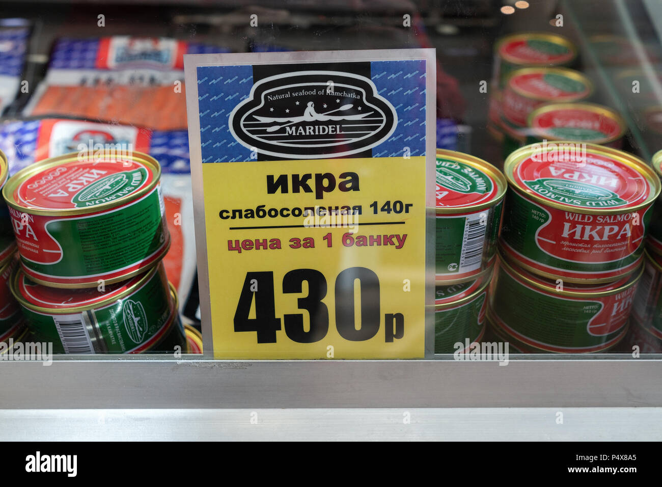 Prezzo di etichetta per conserve salate caviale rosso granulare selvaggio pacifico il Salmone Sockeye pesce, chiamato anche rosso salmone o blueback salmone nel mercato del pesce. Foto Stock