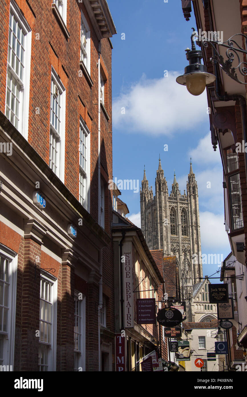 Città di Canterbury, Inghilterra. Shop su fronti di Canterbury norcineria Lane, con la Cattedrale di Canterbury e il campanile a torre di Harry in background. Foto Stock