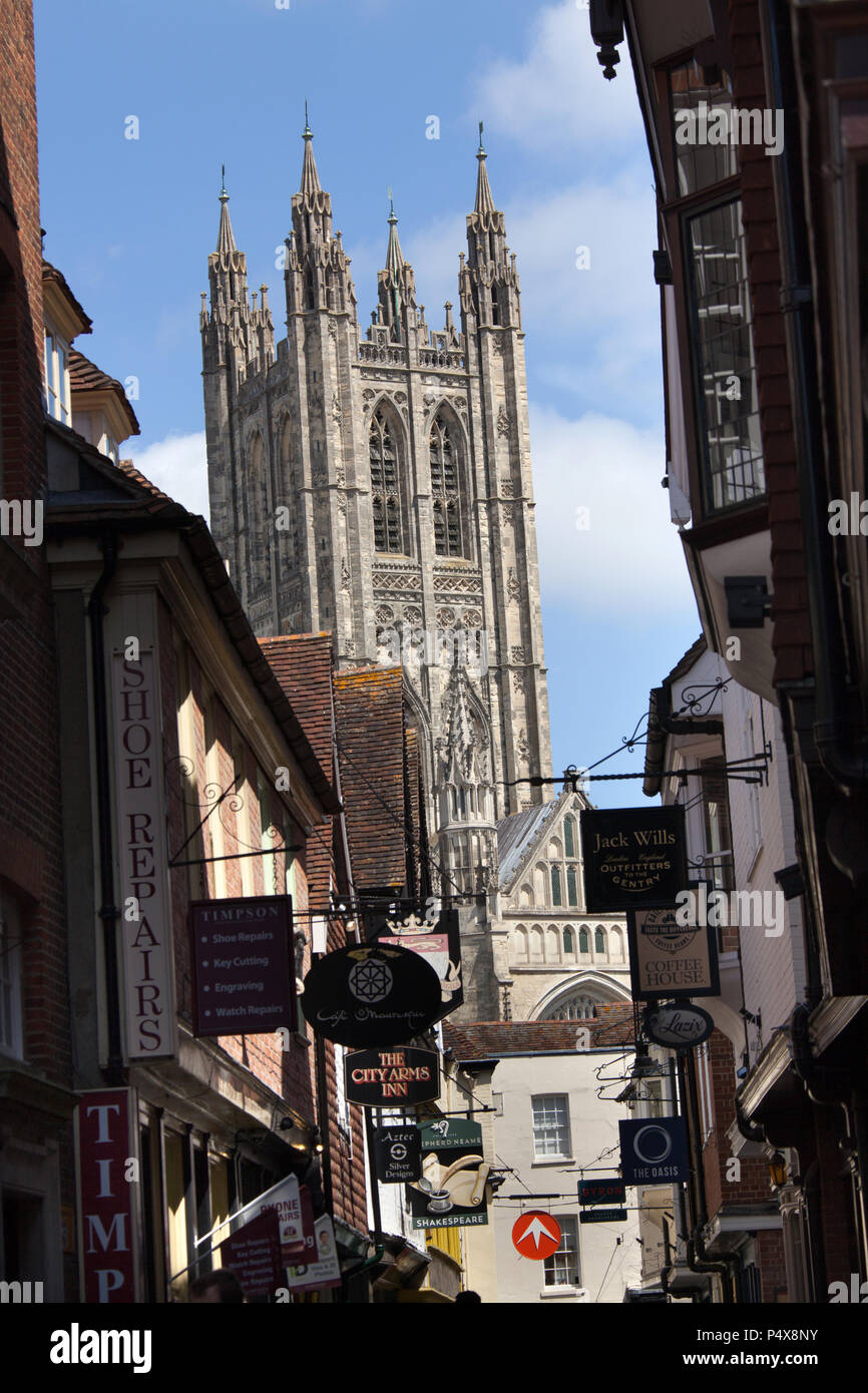 Città di Canterbury, Inghilterra. Shop su fronti di Canterbury norcineria Lane, con la Cattedrale di Canterbury e il campanile a torre di Harry in background. Foto Stock