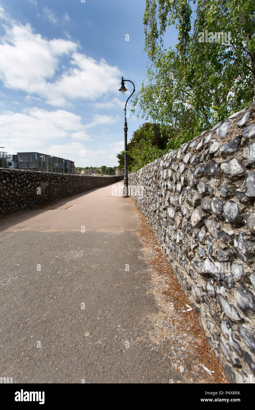 Città di Canterbury, Inghilterra. Vista pittoresca della storica Canterbury le mura cittadine, adiacente alla città Rhodaus e Dane John Gardens. Foto Stock