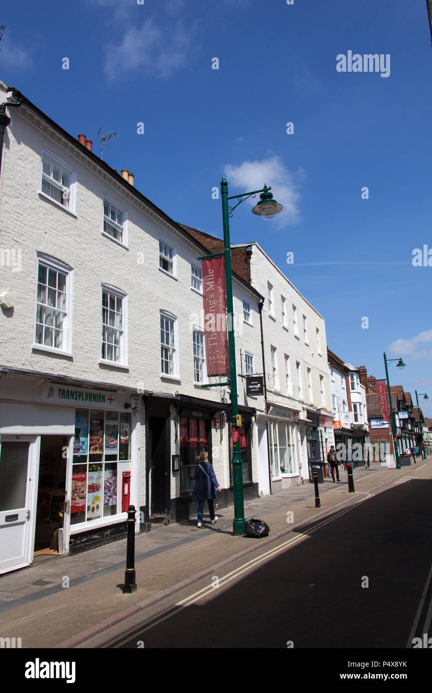 Città di Canterbury, Inghilterra. Vista pittoresca di negozi a Northgate sul Canterbury's King's Mile. Foto Stock