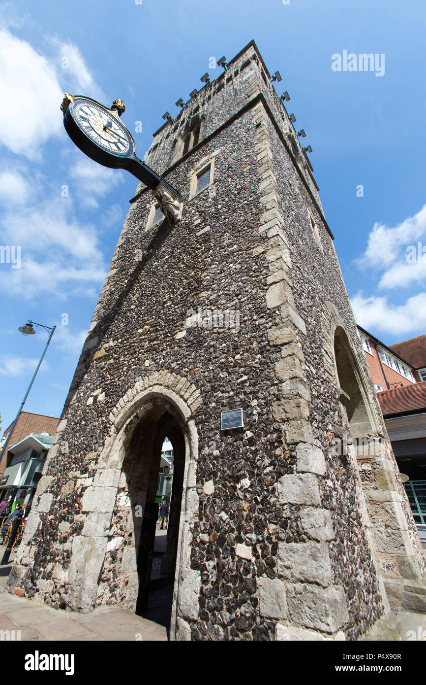 Città di Canterbury, Inghilterra. Vista pittoresca del St George's Tower e un orologio su Caterbury's St George's Street. Foto Stock