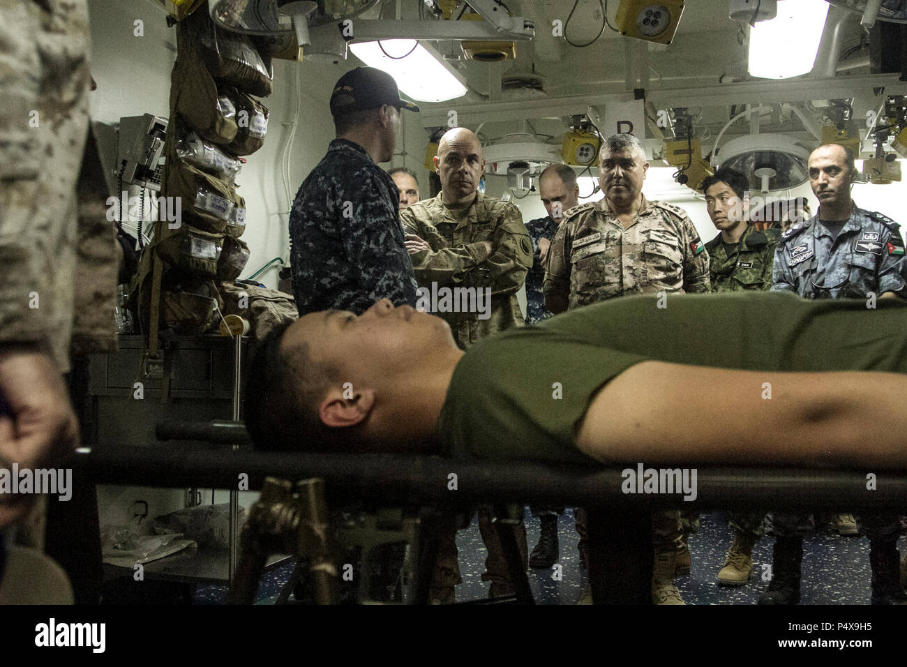 Brig. Gen. Jeffrey Kramer, comandante generale, Combined Joint Operations Centre/Esercito Forces-Jordan tours la USS Bataan struttura medica. Desiderosi di Lion è un annuale U.S. Comando centrale esercizio in Giordania progettato per rafforzare strutture militari le relazioni tra gli Stati Uniti e la Giordania e altri partner internazionali. Questo anno di iterazione è costituito da circa 7.200 militari da più di 20 nazioni che risponderà alle situazioni che coinvolgono la sicurezza dei confini e di comando e controllo, cyber defense e battlespace management. Foto Stock