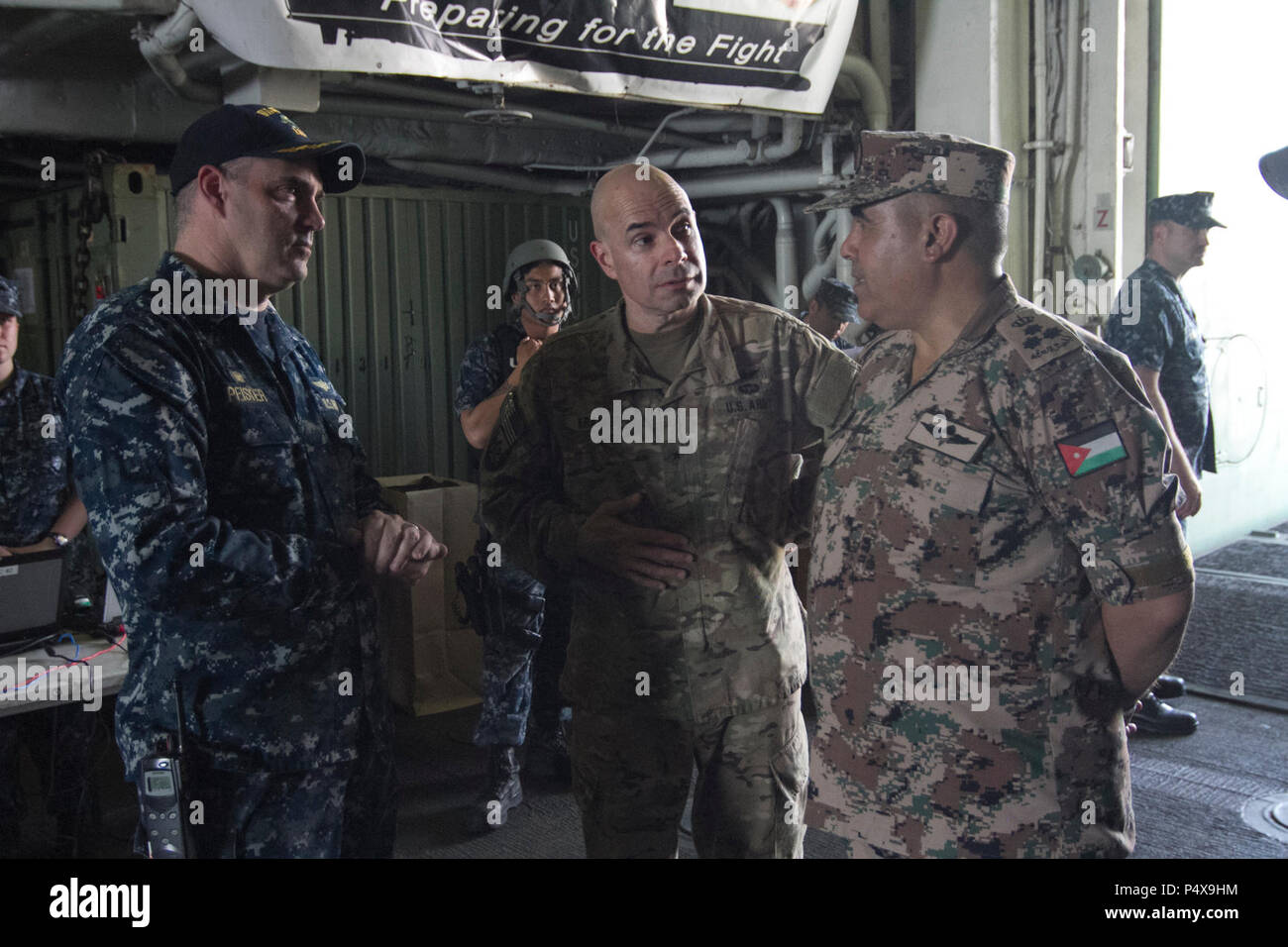 Brig. Gen. Jeffrey Kramer, comandante generale, Combined Joint Operations Centre/Esercito Forces-Jordan tours la USS Bataan struttura medica. Desiderosi di Lion è un annuale U.S. Comando centrale esercizio in Giordania progettato per rafforzare strutture militari le relazioni tra gli Stati Uniti e la Giordania e altri partner internazionali. Questo anno di iterazione è costituito da circa 7.200 militari da più di 20 nazioni che risponderà alle situazioni che coinvolgono la sicurezza dei confini e di comando e controllo, cyber defense e battlespace management. Foto Stock