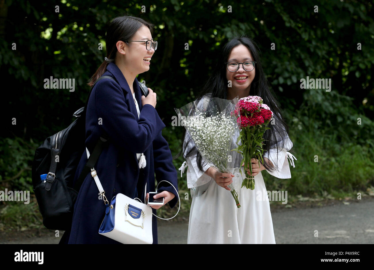 Gli studenti e gli appassionati di cinema Yunyao Li, 23 (sinistra) e Qiong dan Xu, 24, da Glasgow, presso l'ingresso principale al Castello Wardhill in Aberdeenshire, che è il luogo di ritrovo per le nozze del gioco di troni stelle Kit Harington e Rose Leslie. Foto Stock