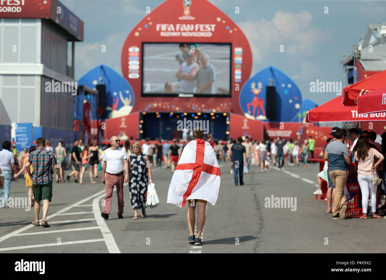 Un lone Inghilterra fan arriva presso il FIFA Fan Fest a Nizhny Novgorod avanti di Inghilterra del secondo World Cup gruppo G di gioco nel 2018 FIFA World Cup in Russia. Foto Stock