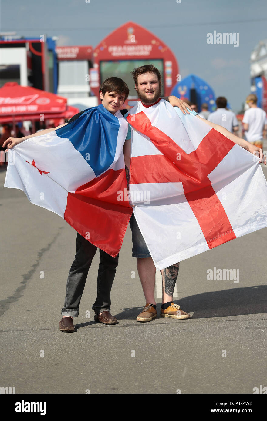 Un ventilatore di Panama e un ventilatore in Inghilterra presso il FIFA Fan Fest a Nizhny Novgorod avanti di Inghilterra del secondo World Cup gruppo G di gioco nel 2018 FIFA World Cup in Russia. Foto Stock