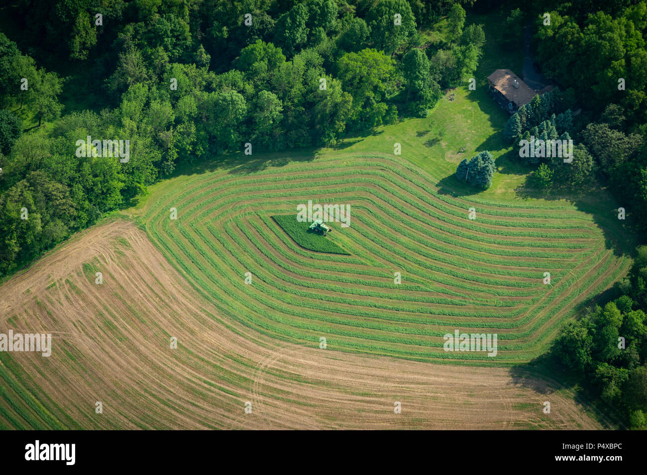 Vista aerea della fattoria con il trattore Foto Stock