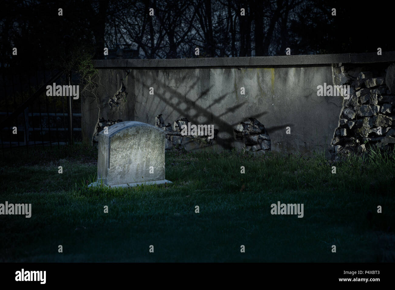 Oggetto contrassegnato per la rimozione definitiva vuota nel cimitero di notte Foto Stock