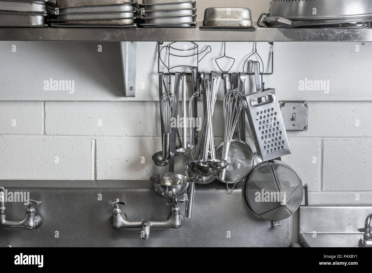 Ristorante Cucina commerciale in Acciaio Inox utensili da cucina Foto Stock