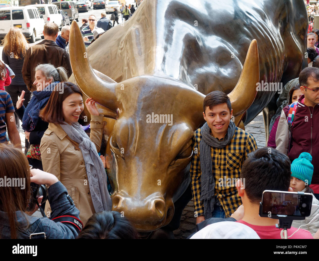 La città di New York, Stati Uniti d'America - Aprile 2018: turisti nei dintorni di Wall Street Bull carica statua in Manhattan Financial District Foto Stock