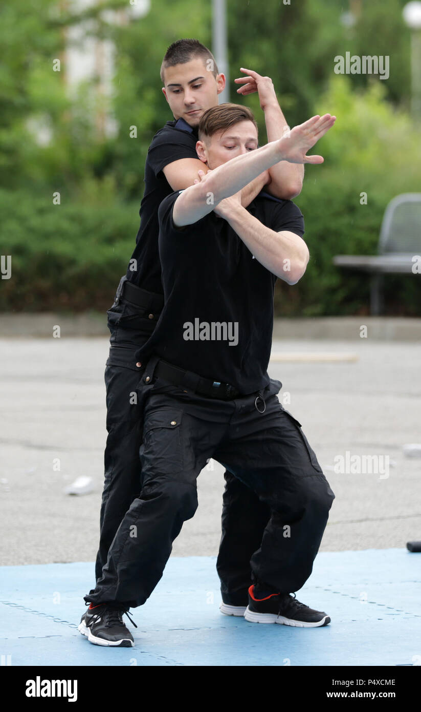 Sofia, Bulgaria - 21 Maggio 2018: poliziotti dimostrano le arti marziali nel corso di una mostra nel National Sports Academy. Foto Stock