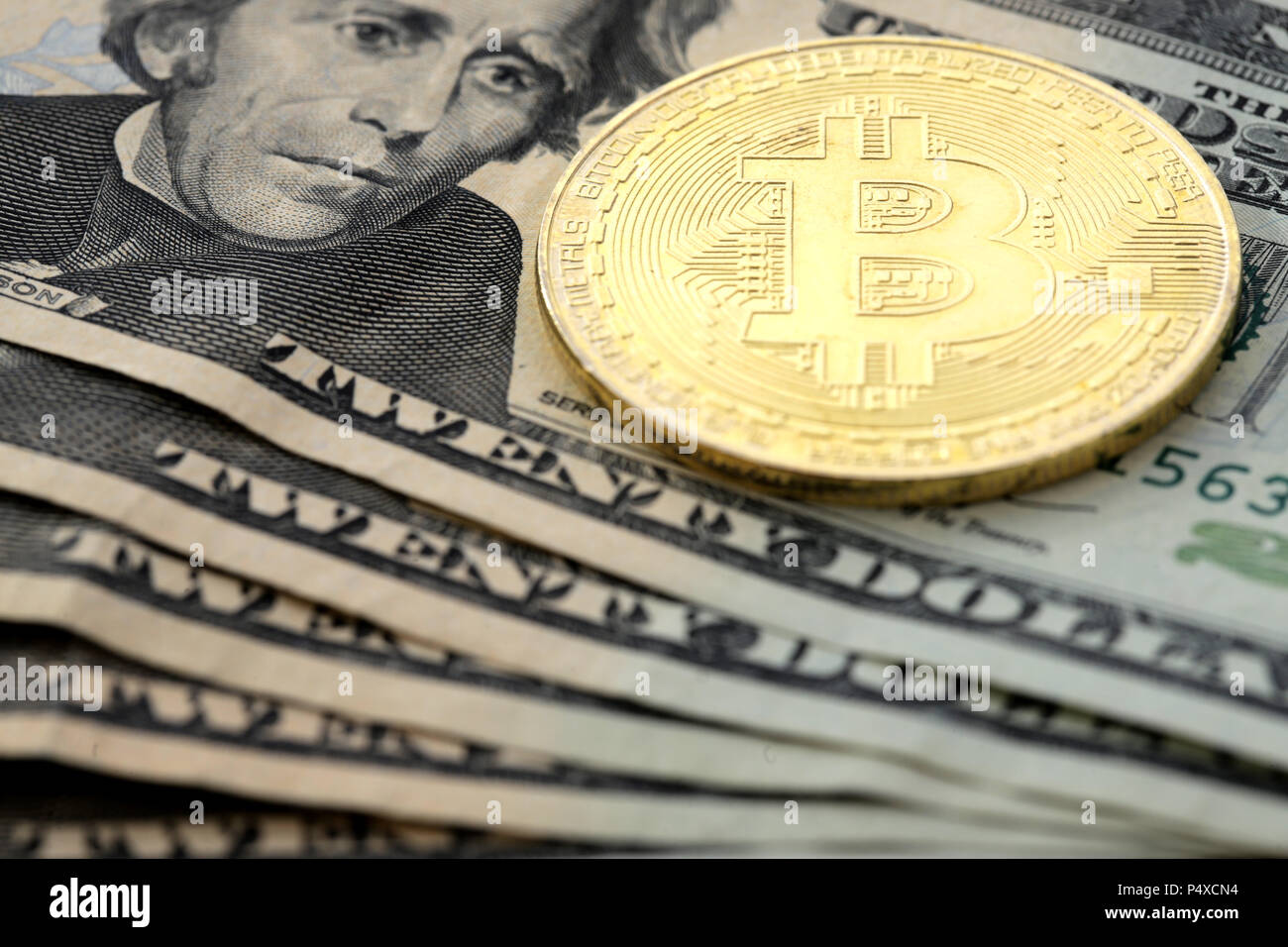 Virtual cryptocurrency denaro Bitcoin dorata sulla moneta degli Stati Uniti Stati Uniti venti dollari ($20) con le facce del Presidente Andrew Jackson. Foto Stock