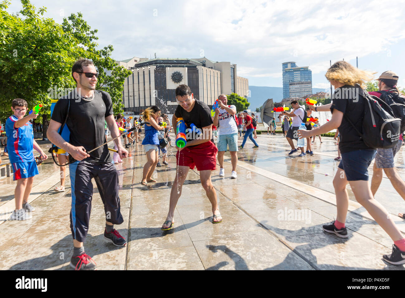 Sofia, Bulgaria - 8 Luglio 2017: i bambini e gli adulti di partecipare in una lotta con le pistole di acqua e di acqua di altre apparecchiature di spruzzatura nel centro di Sofia. Foto Stock