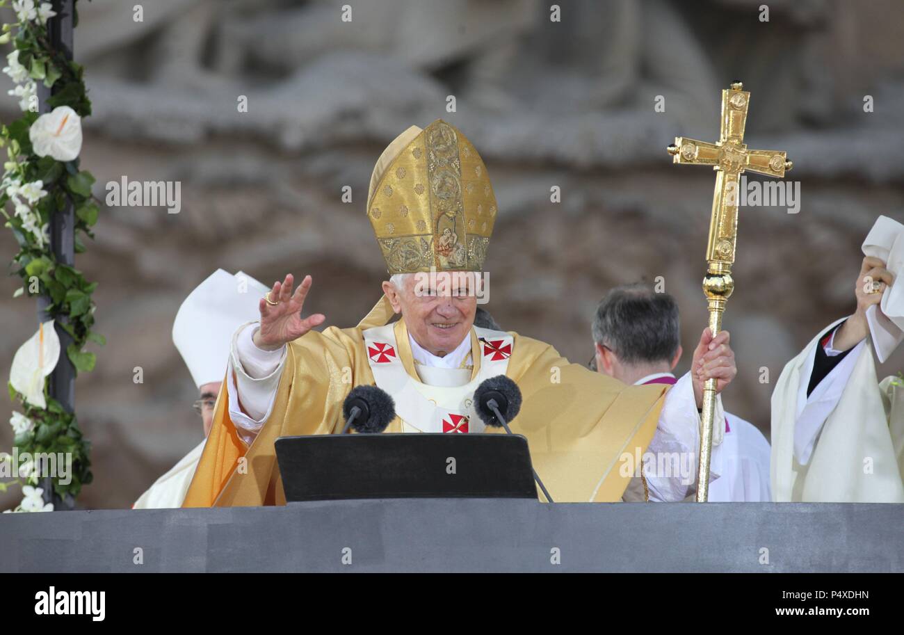 Papa Benedicto XVI visita la Sagrada Família. Foto Stock