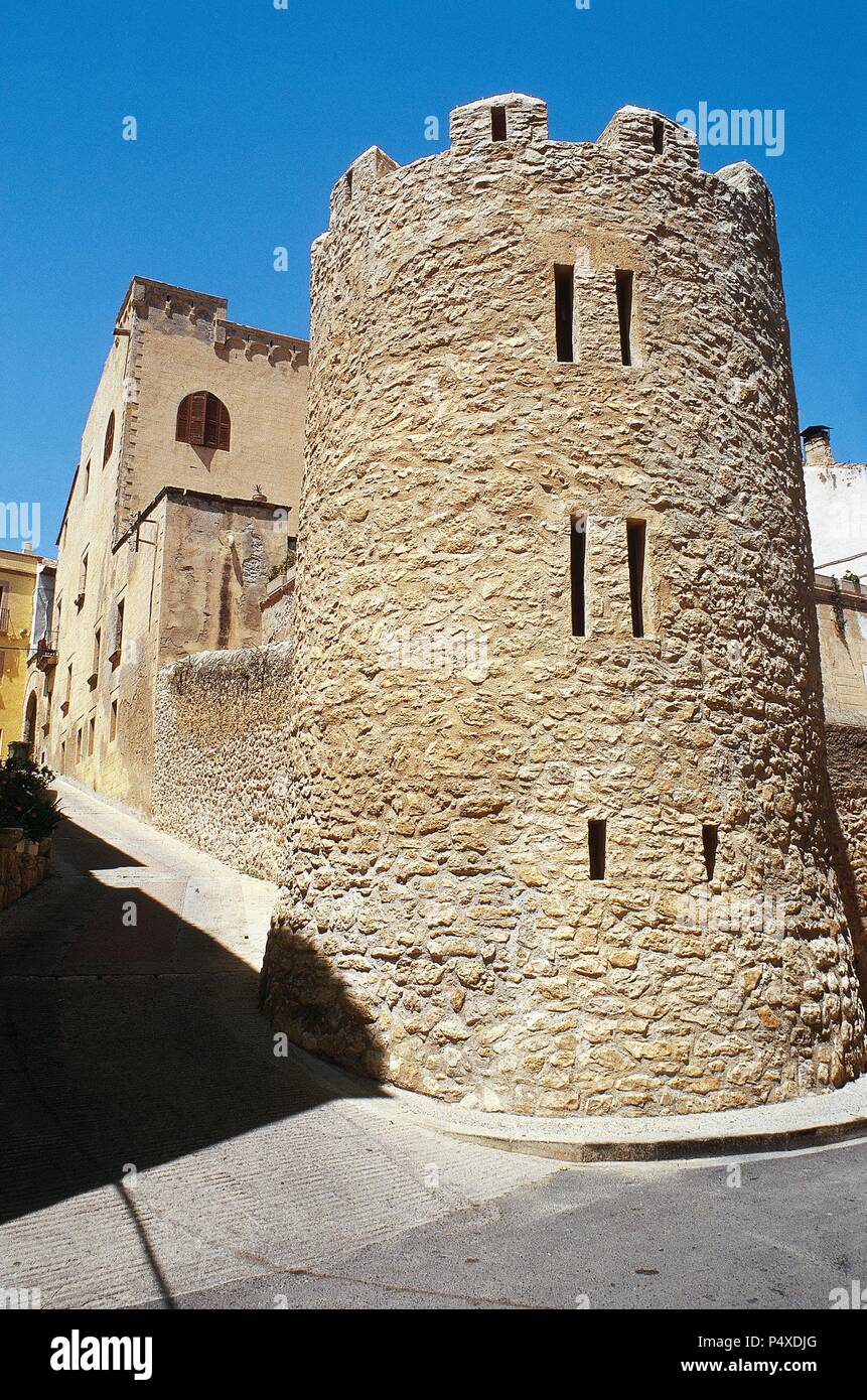 Spagna. La Catalogna. Altafulla. Torre nel centro medievale della città vecchia (Vila Closa). Foto Stock