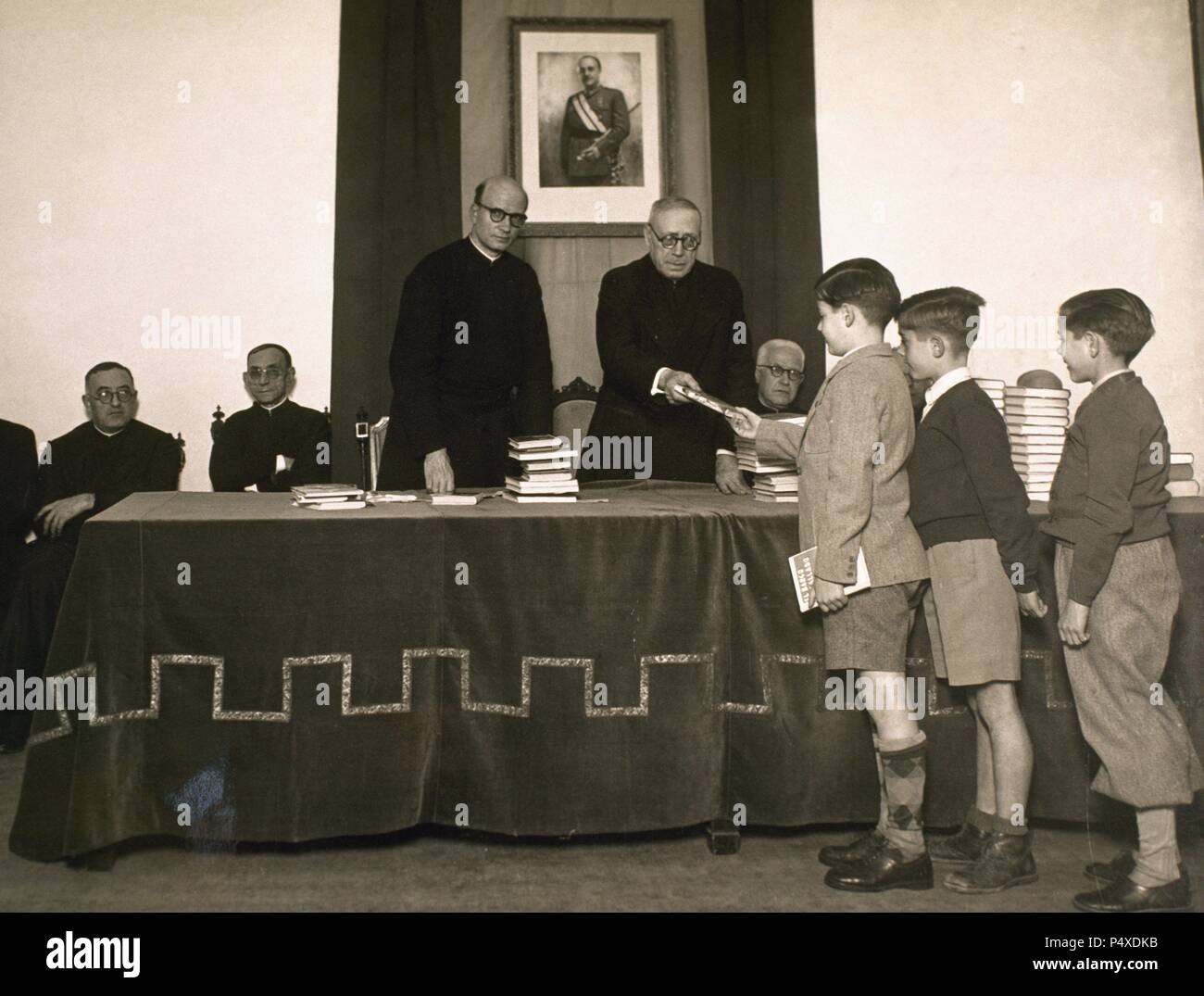 Regime franchista. ESPAÑA. Entrega de premios al término de onu curso escolar en la enseñanza religiosa española. Década de los años cuarenta. Barcellona. Foto Stock