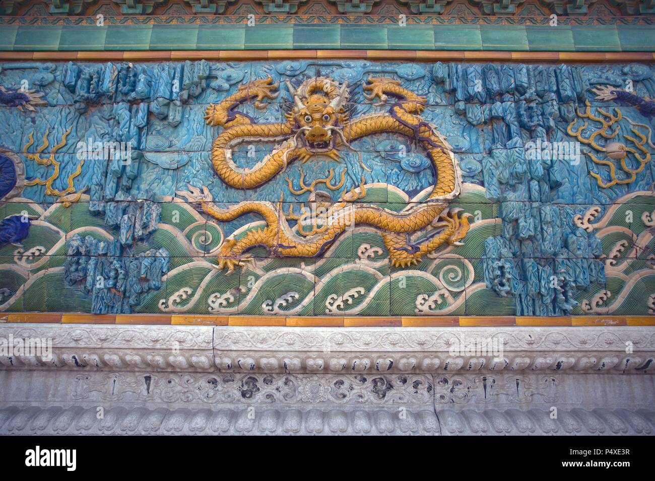 Cina. Pechino. Nove draghi schermo (XVIII secolo). Dettaglio. La città proibita. Foto Stock