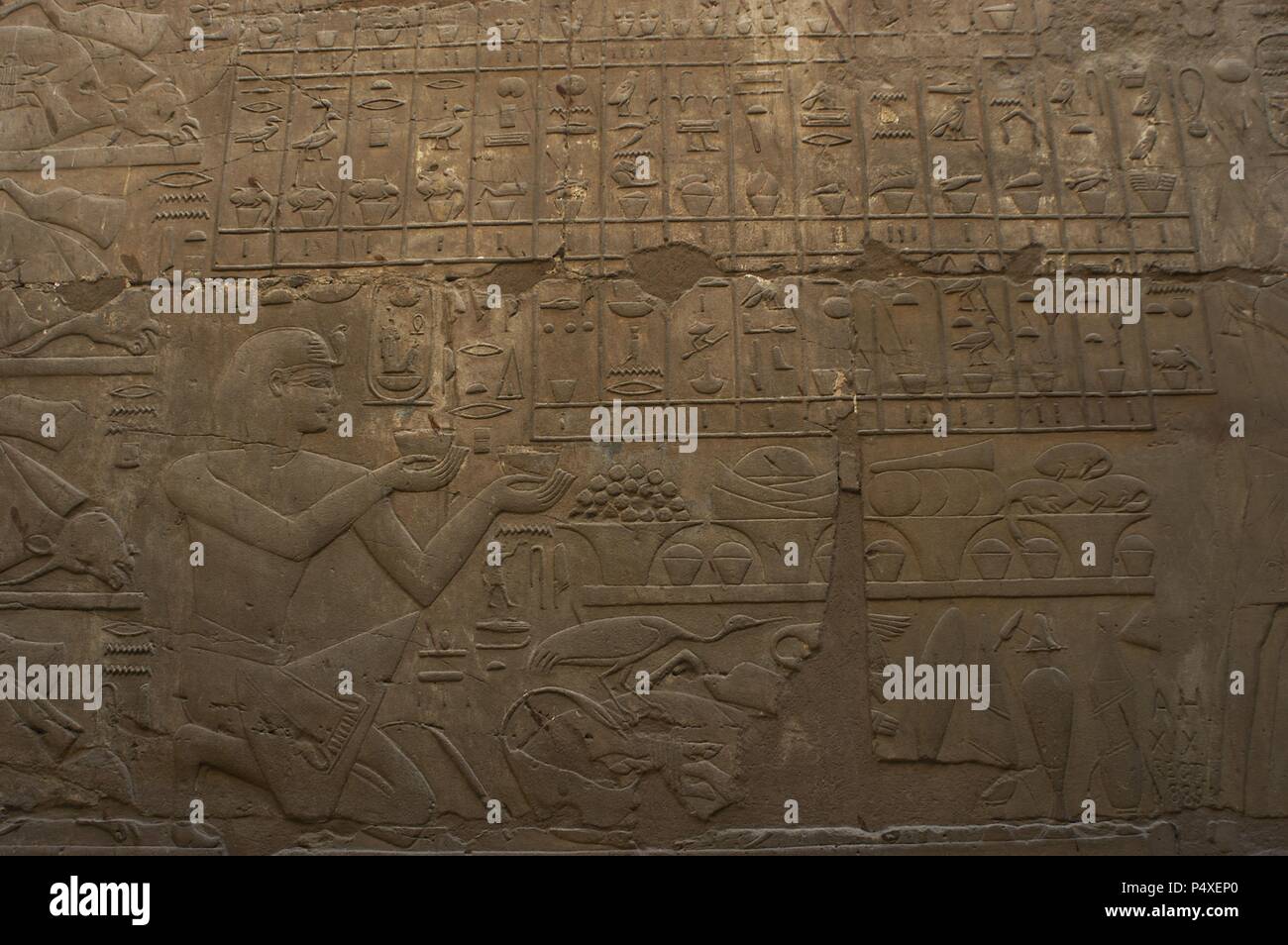 Rilievo raffigurante un faraone che offre agli dèi. Nuovo Impero. Tempio di Luxor. L'Egitto. Foto Stock