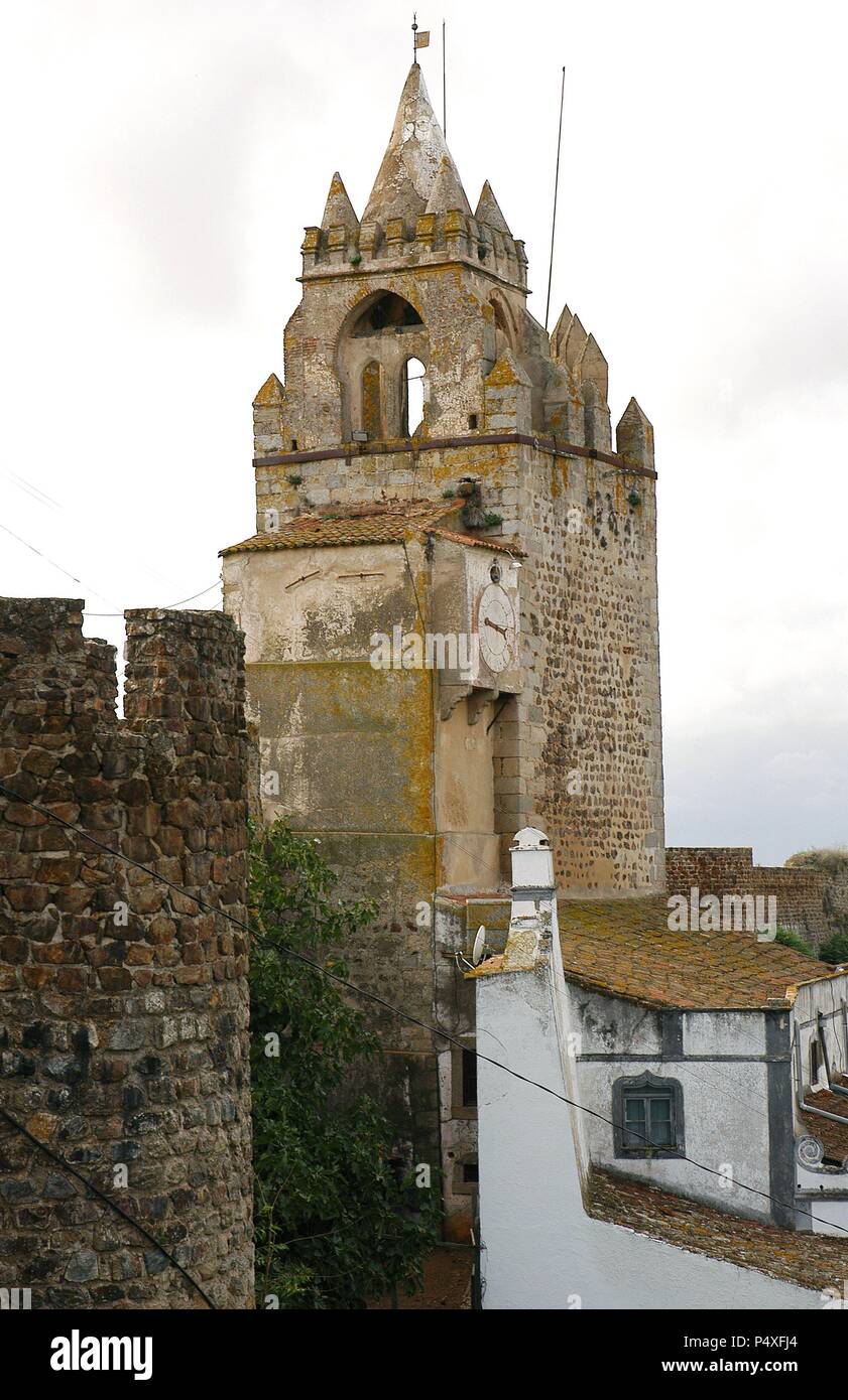 Il Portogallo. Montemor-o-Novo. Castello. Torre dell'orologio. Foto Stock