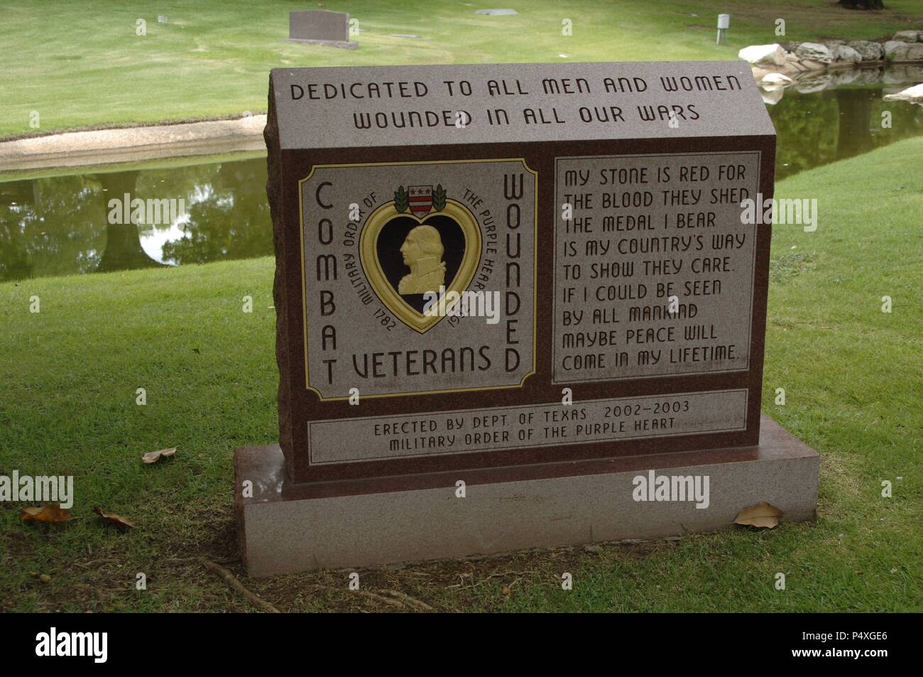 Cuore viola monumento, 2003. Dedicato a Texans feriti in combattimento che serve dei militari degli Stati Uniti. Texas State cimitero. Austin. Stati Uniti. Foto Stock