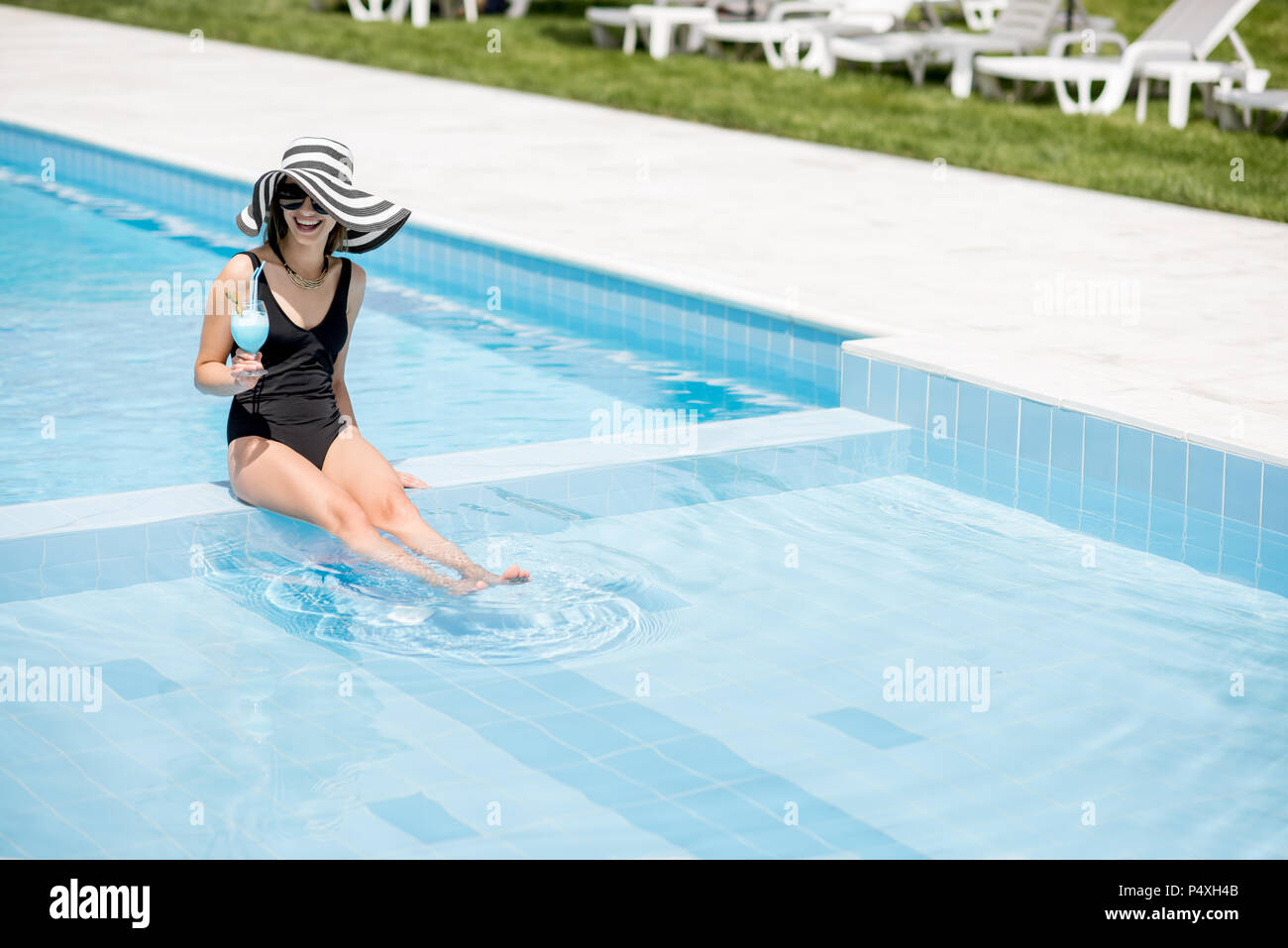 Donna rilassante in piscina Foto Stock