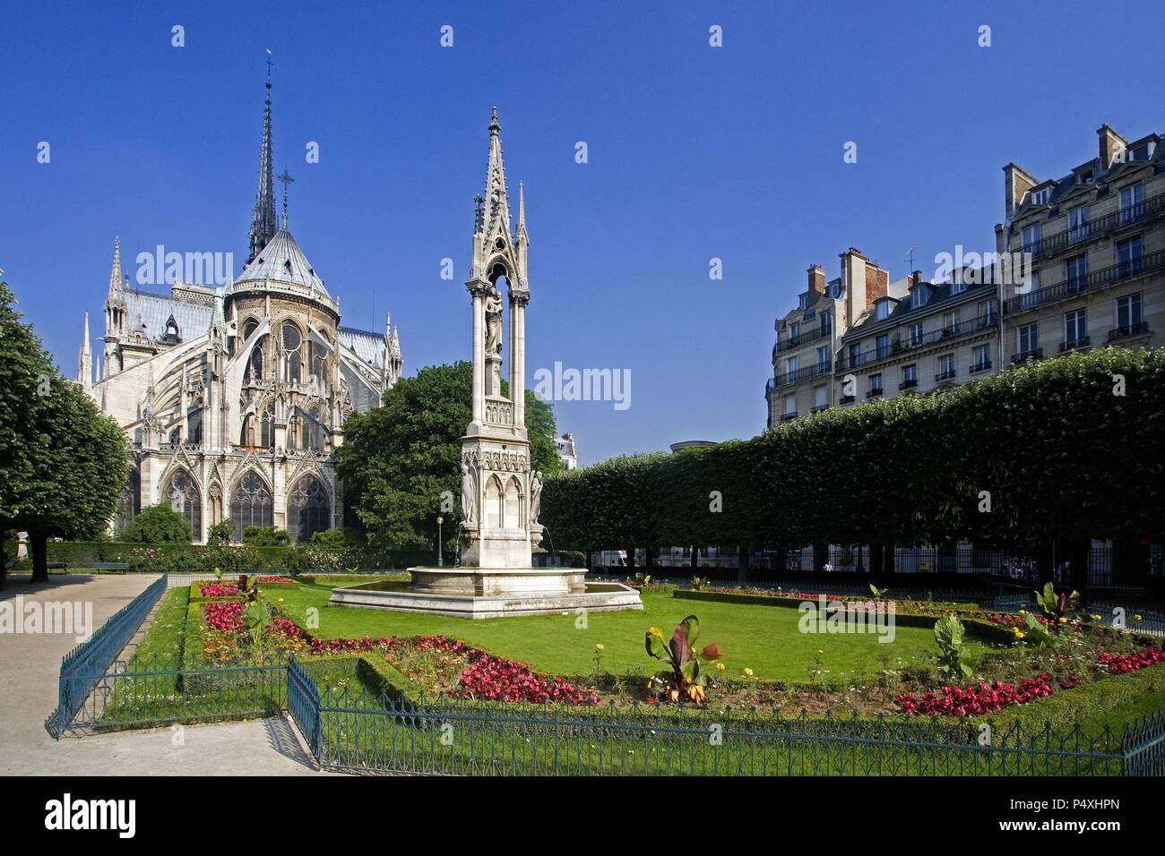 FRANCIA. Parigi. Vista de la Plaza Juan XXIII, presidida por n.a. FUENTE GOTICA. Al fondo, la Catedral DE NOTRE DAME. Foto Stock