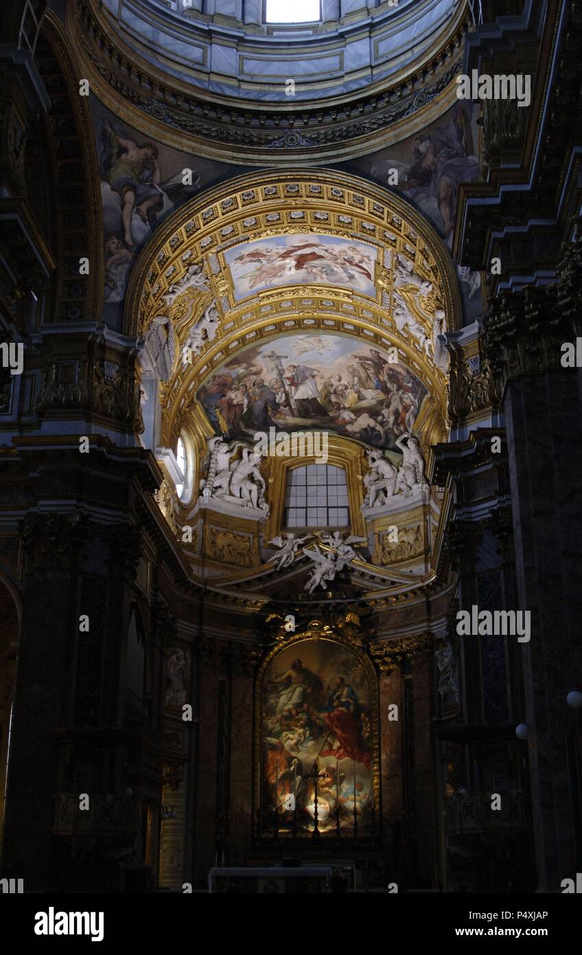 L'Italia. Roma. Basilica di San Carlo al Corso. Il XVII secolo. Abside nicchia con affresco raffigurante San Carlo tra coloro che sono stati colpiti dalla peste, 1677, di Giacinto Brandi (1621-1691). Pala di Carlo Maratta (1625-1713), mostra San Carlo Borromeo e Sant'Ambrogio, in vesti ecclesiastiche, con Cristo, la Vergine Maria e gli angeli, 1685-1690. Stucchi sono da Giacomo Antonio Fancelli (1619-1671) e Cosimo Fancelli (1620-1688). Foto Stock