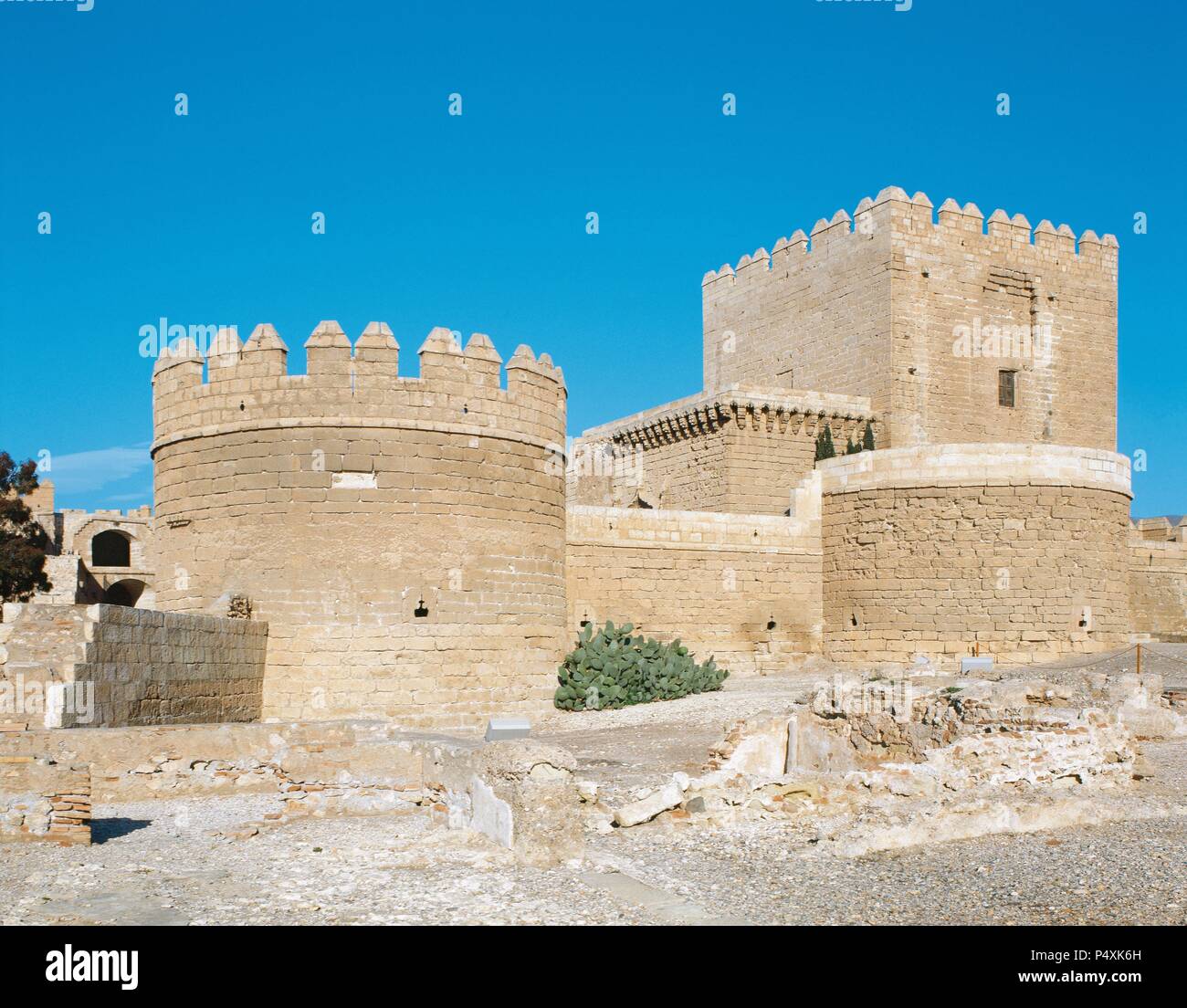 EPOCA ISLAMICA. ESPAÑA. LA ALCAZABA. La mayor de las ciudadelas fortificadas construidas por los musulmanes. Abderramán III en el año 995 ordenó su construcción, siendo ampliada por Almanzor y más tarde por Jairan, Rey de la taifa almeriense, incluso por los Reyes Católicos. Detalle con la TORRE DEL HOMENAJE. ALMERIA. Andalucía. Foto Stock