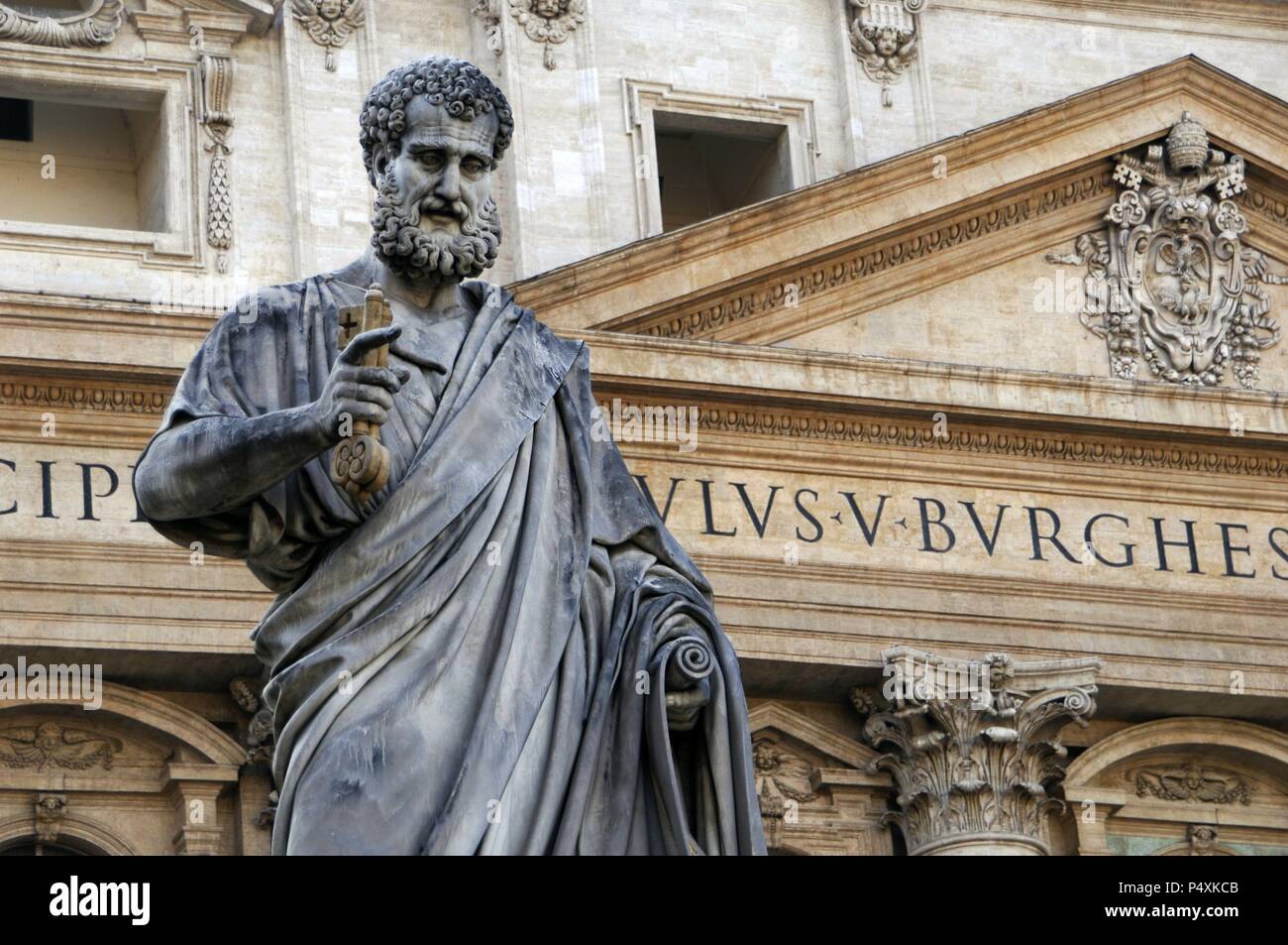 San PeterÕs statua. Scolpito da 1838-1840 da scultore veneziano Giuseppe de Fabris (1790-1860). Nella sua mano destra contiene le chiavi che egli ha ricevuto da Cristo a Cesarea di Filippi. Nella sua mano sinistra tiene inscritto un scorrere. Piazza San Pietro. Città del Vaticano. Foto Stock