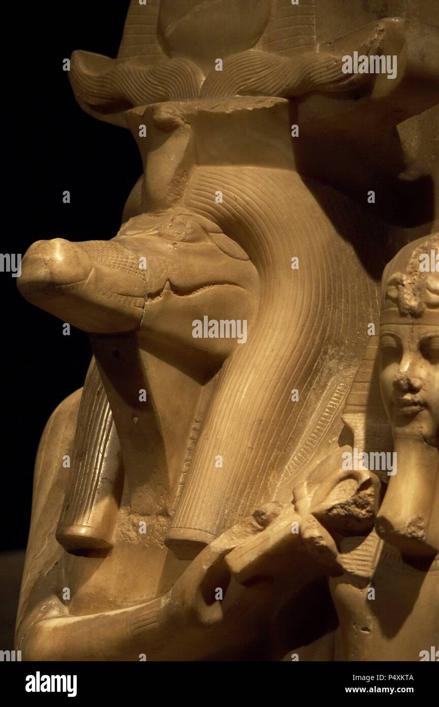 Statua di Amenhotep III (Neb-Maat-Ra) e Sobek c.1390-1352 BC. Scolpito da calcite (Alabastro egizio). Trovato nel tempio di Sobek a Dahamsha. Sobek è seduto in una forma umana con la testa di coccodrillo e la sua mano destra trattiene il ankh dando vita al giovane Amenhotep III. Il re indossa il copricapo nemes, con la uraeus e royal barba. Xviii dinastia. Nuovo Regno. Museo di Luxor. L'Egitto. Foto Stock