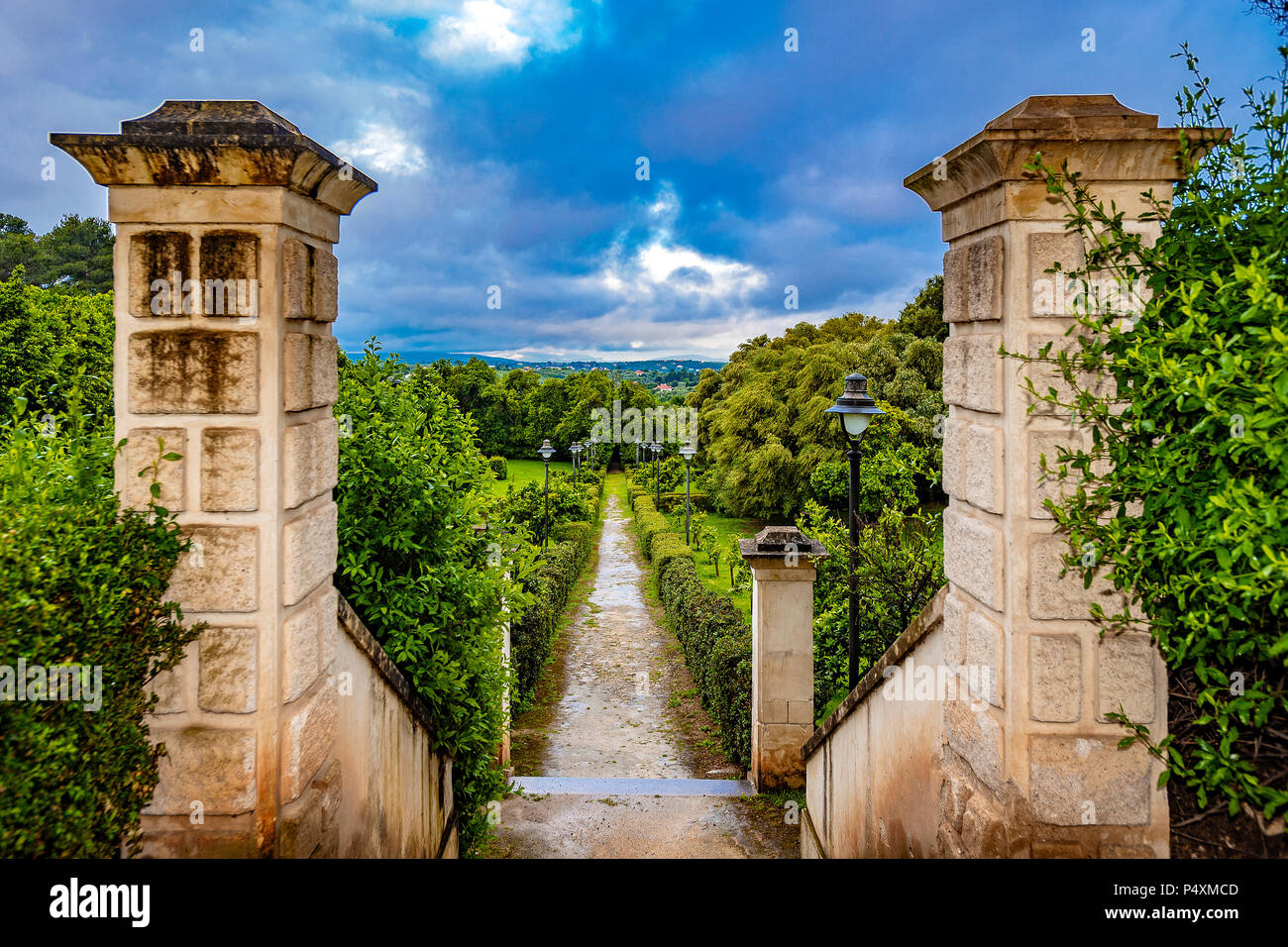 Italia Sardegna Sassari Monserrato scale parco giardino con cipressi, Palm e siepi di alloro e bosso Foto Stock