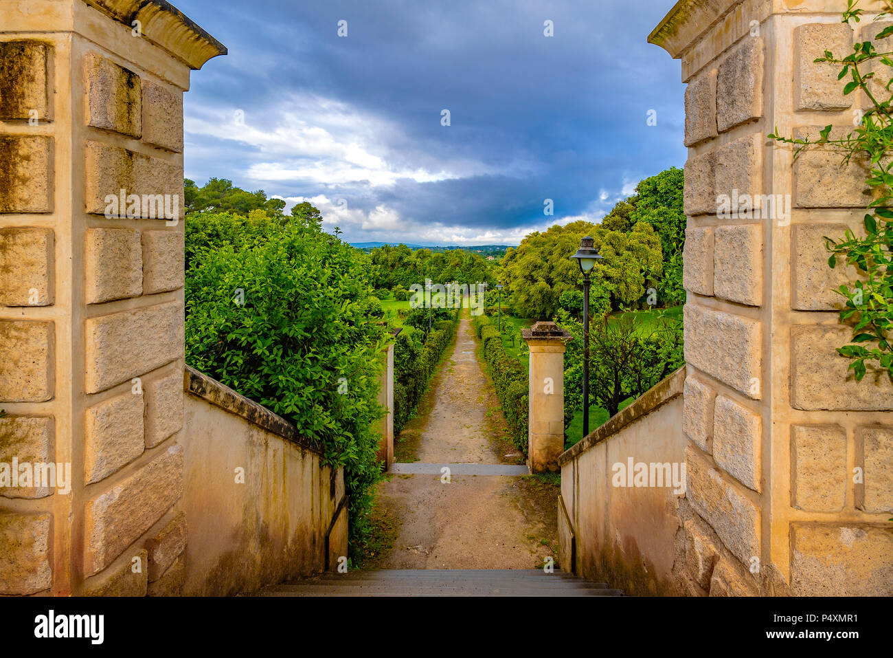 Italia Sardegna Sassari Monserrato scale parco giardino con cipressi, Palm e siepi di alloro e bosso Foto Stock