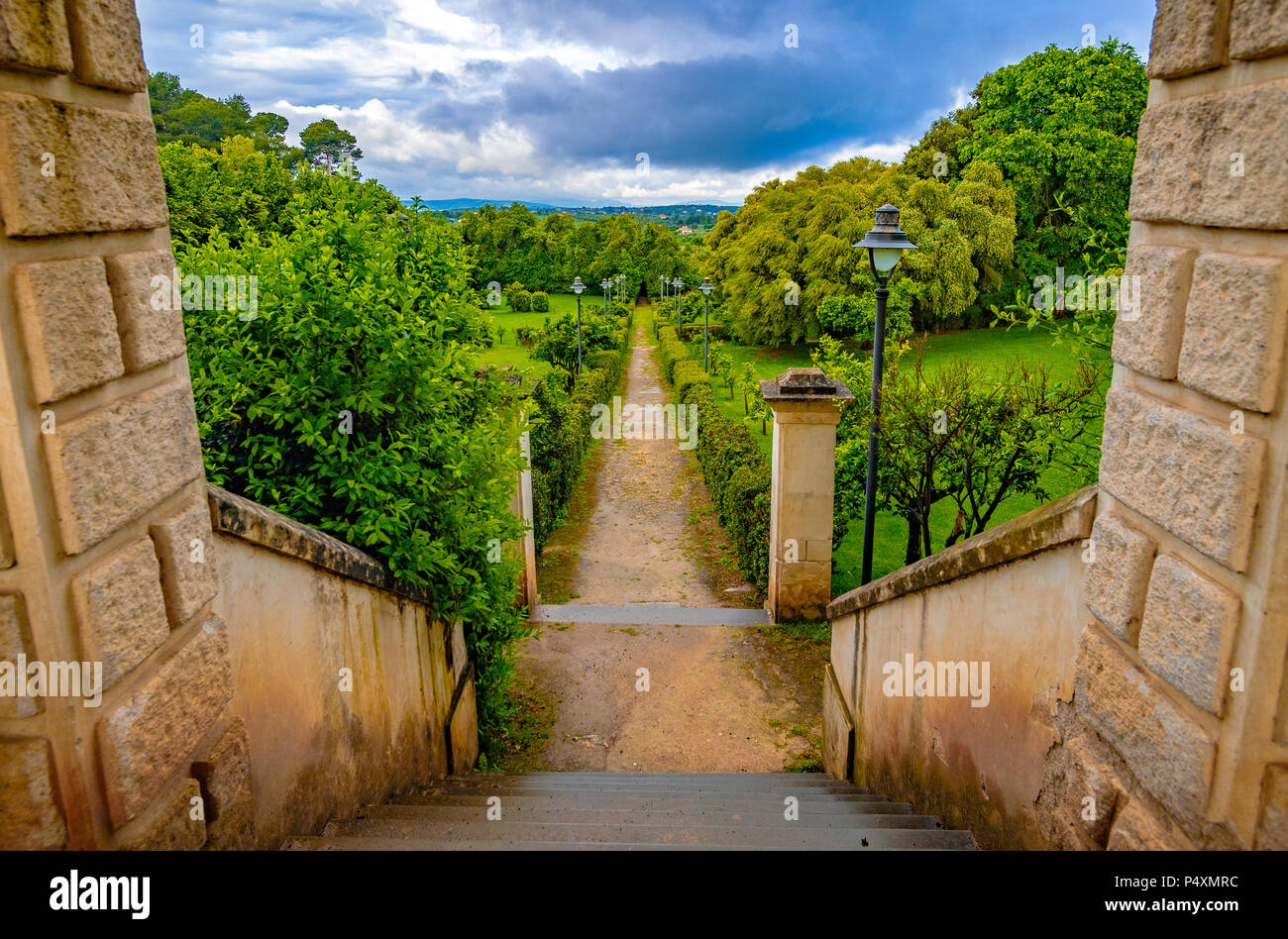 Italia Sardegna Sassari Monserrato scale parco giardino con cipressi, Palm e siepi di alloro e bosso Foto Stock