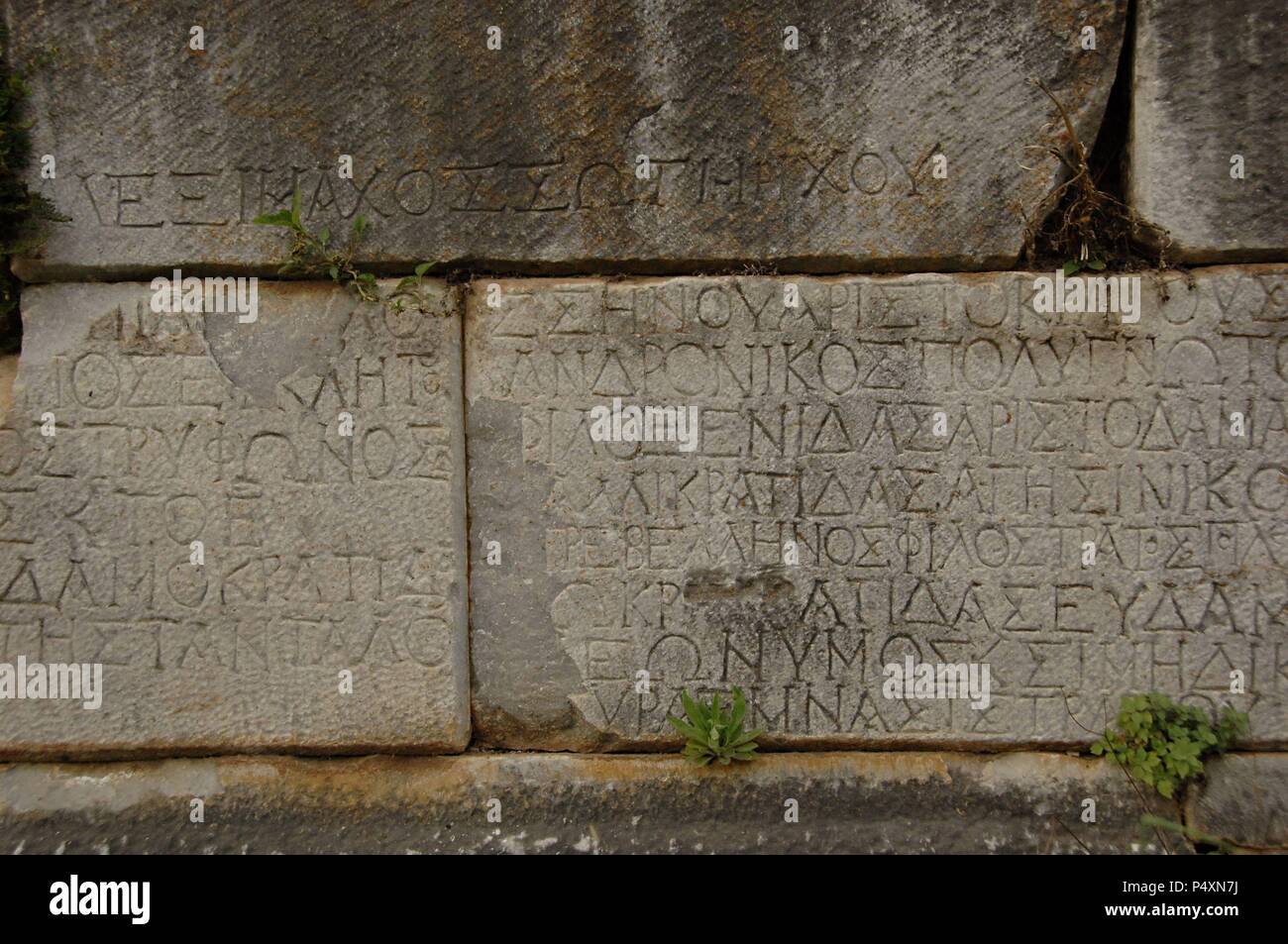 La Grecia. Sparta. Iscrizione sulla pietra. La scrittura greca. Teatro antico. Peloponneso. Foto Stock