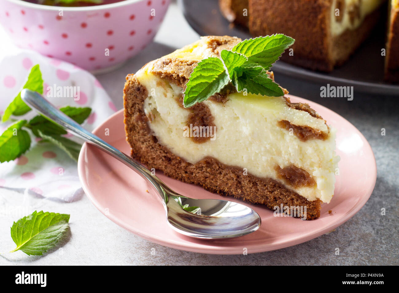 Cheesecake E Te Alla Menta Cup Il Cioccolato New York Cheesecake E Te Alla Menta Cup Su Sfondo Di Calcestruzzo Foto Stock Alamy