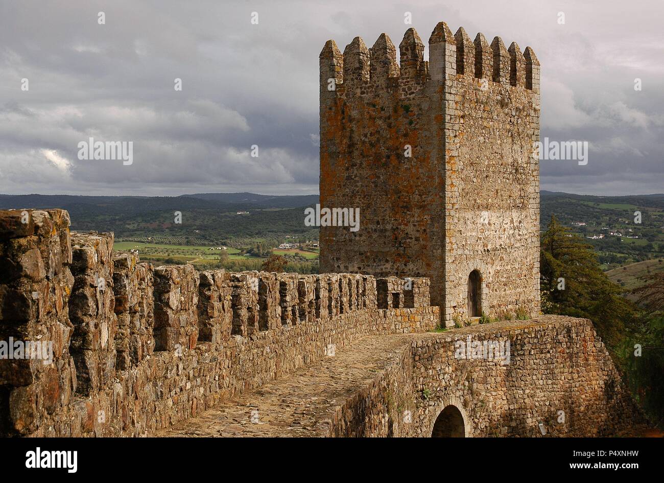 Il Portogallo. Montemor-o-Novo. Mura del Castello. Costruito nel XIII secolo. Regione Alentejo. Foto Stock