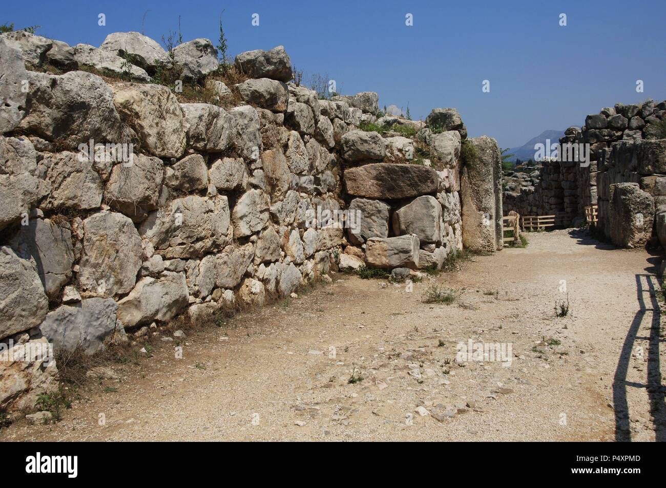 La Grecia. Tirinto. Città micenea (III millennio a.C.). Ciclopica parete (1400-1200 a.C.) e rampa di accesso. Peloponneso. Foto Stock