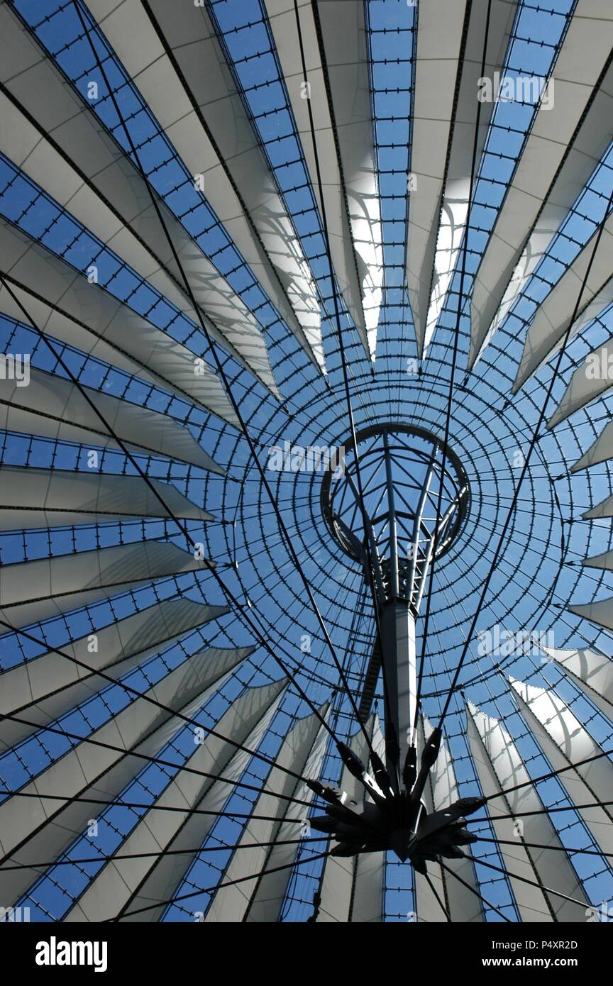 Germania. Berlino. Cupola del Sony Center (1996-2000) dall'architetto tedesco Helmut Jahn (n.1940). Potsdamer Platz. Foto Stock
