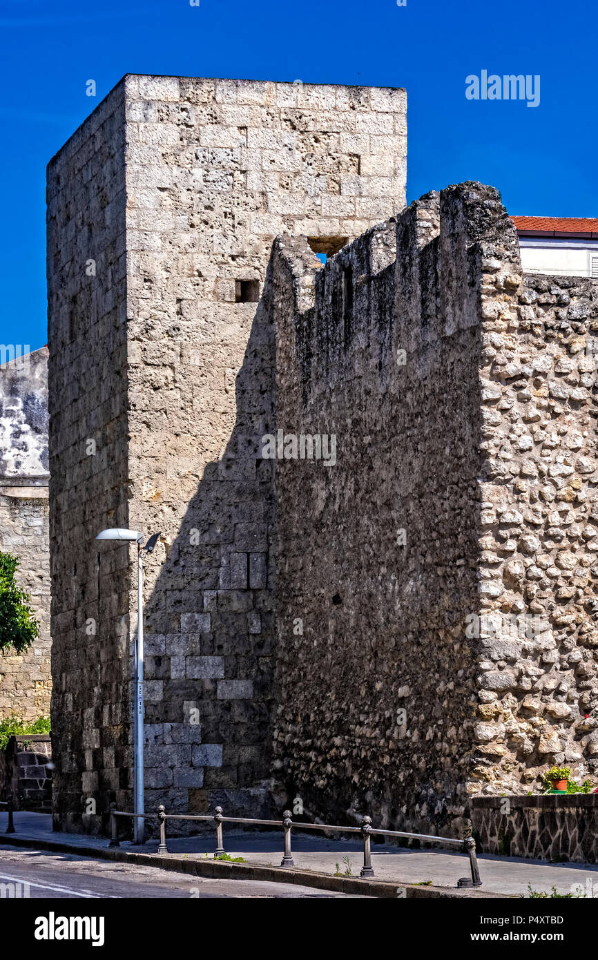 Italia Sardegna Sassari, antiche mura in corso Trinità Foto Stock