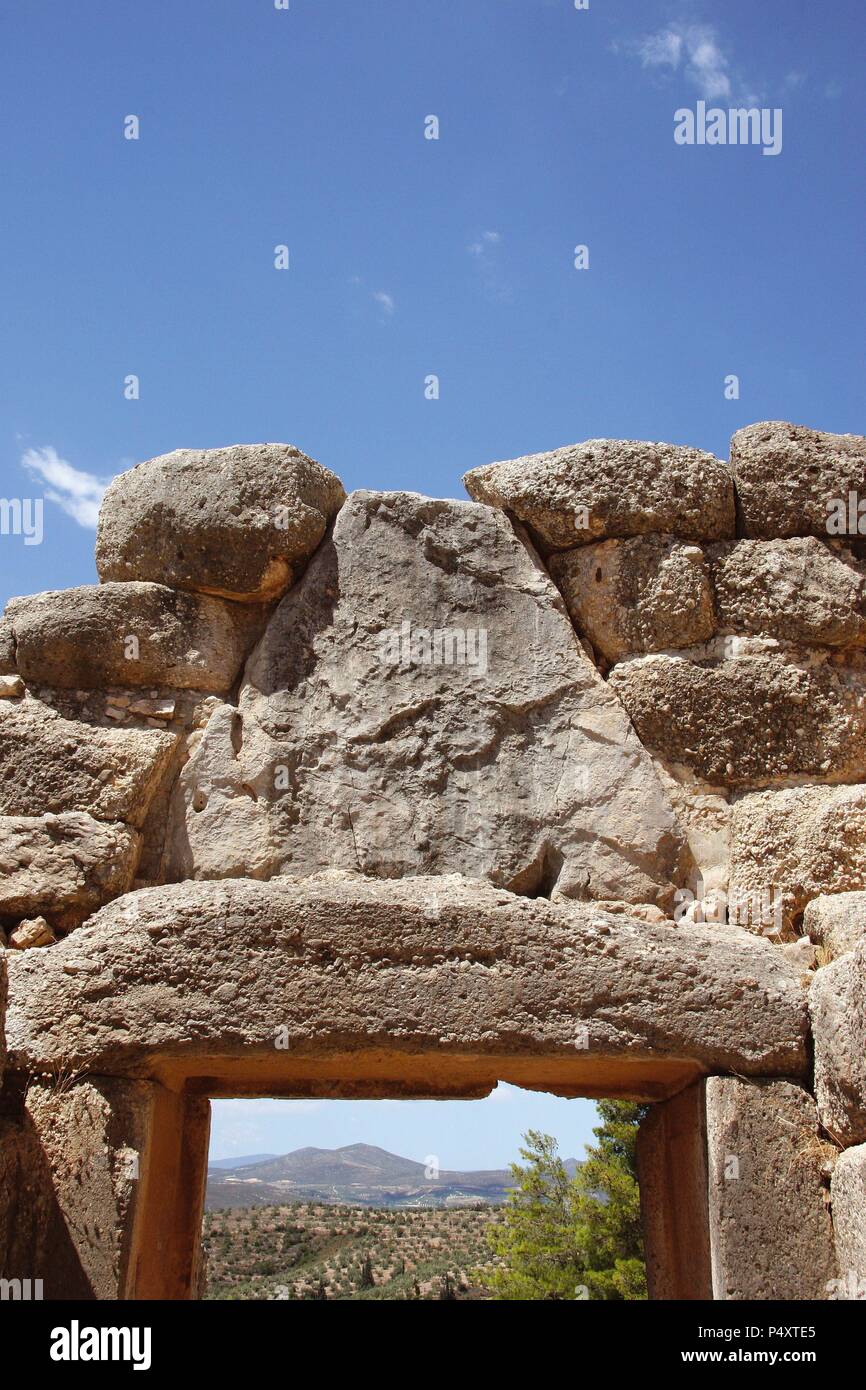 Arte micenea La Porta del Leone di Mycenes fortezza. Vista dietro il cancello. Argos. Peloponneso. La Grecia. L'Europa. Foto Stock