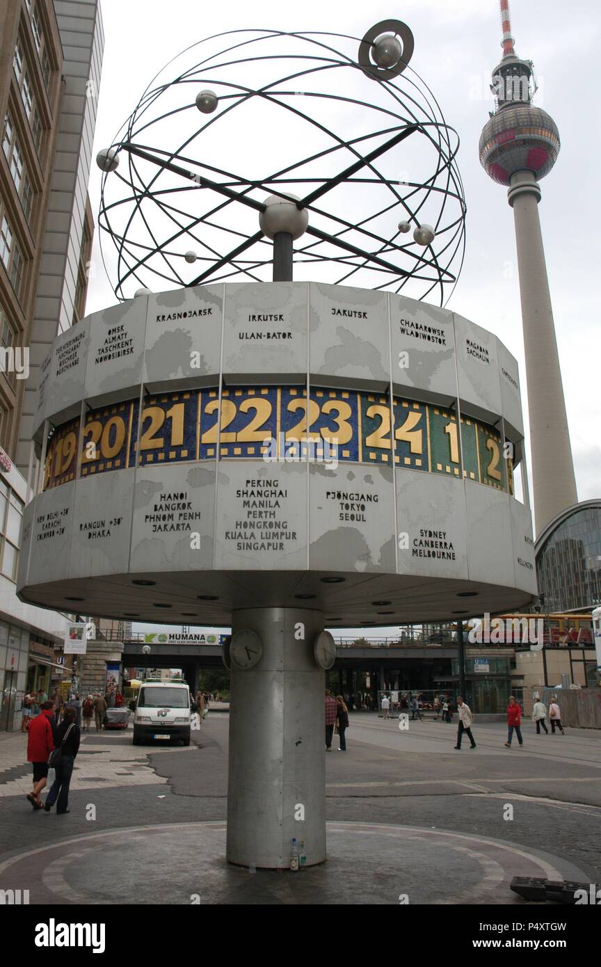 Germania. Berlino. Orologio mondiale. È un orologio che visualizza il tempo  per diverse città di tutto il mondo. Weltzeituhr. Alexanderplatz Foto stock  - Alamy