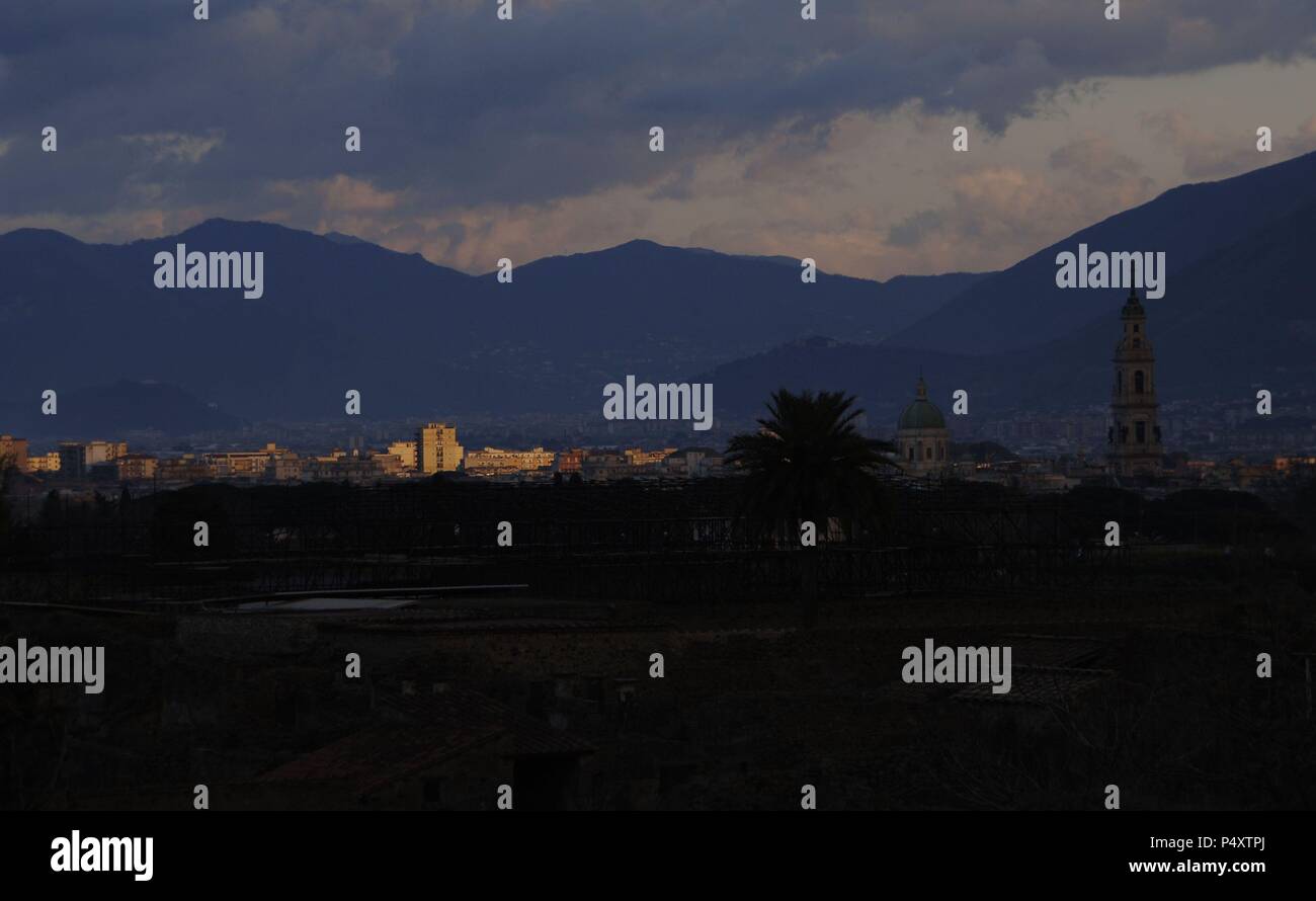 L'Italia. Pompei. Città moderna. Vista al tramonto. Provincia di Napoli. Foto Stock