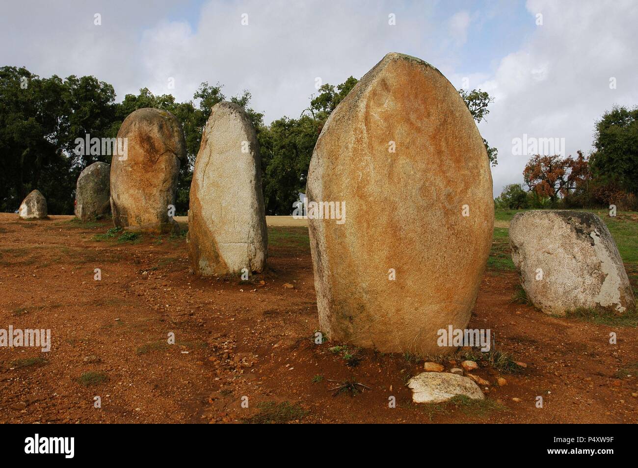 Il Cromlech del Almendres. Complesso Megalitico: Cromlechs e menhir pietre. Vi millennio A.C. Neolitico. Vicino a Evora. Regione Alentejo. Il Portogallo. Foto Stock