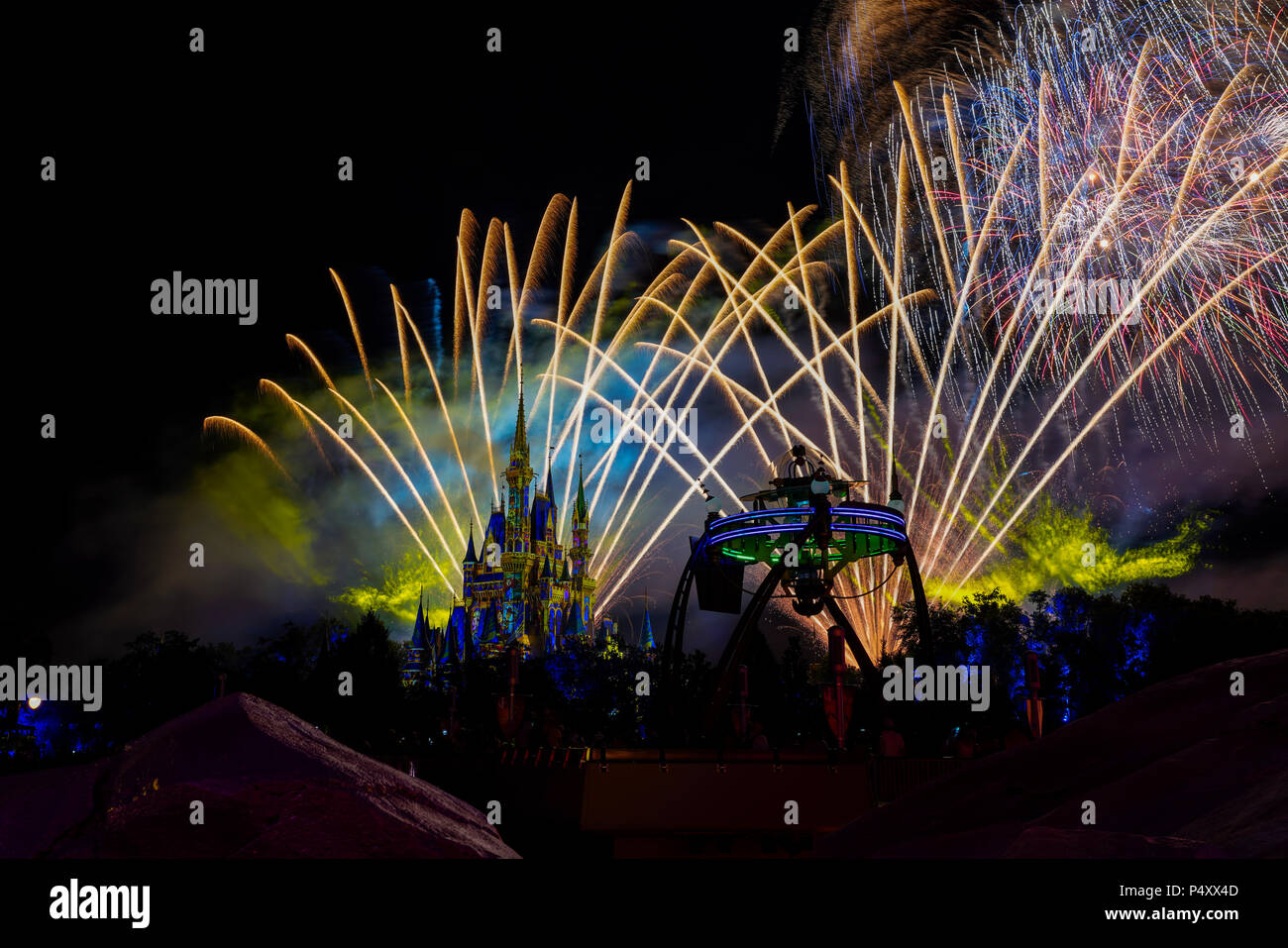 Magic Kingdom fuochi d'artificio su Castello di Cenerentola a Walt Disney World, a Orlando, Florida, Stati Uniti d'America Foto Stock
