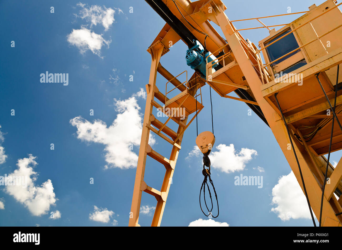 Grande gru di sollevamento in fabbrica Foto Stock