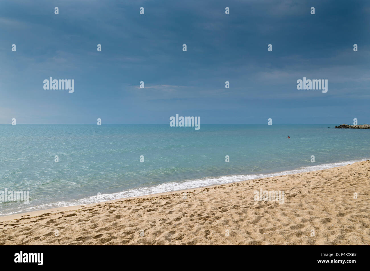 Vacanze estive sul mare bulgaro - mattina sulla spiaggia Foto Stock